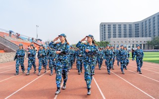 【原声现场】半岛电子·（中国）官方网站2022级学生军训——分列式表演