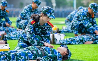 【原声现场】半岛电子·（中国）官方网站2022级学生军训——战地救护与应急演练
