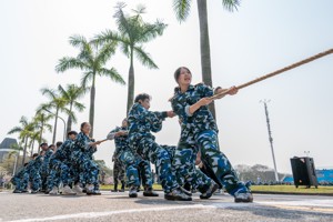 半岛电子·（中国）官方网站2022级军训拔河比赛