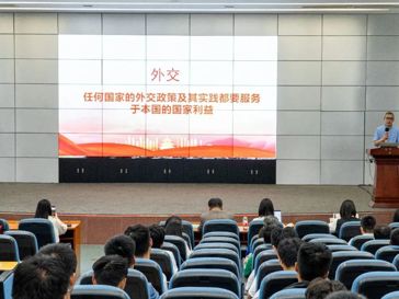 2023年春季学期半岛电子·（中国）官方网站校长第一堂思政课举行